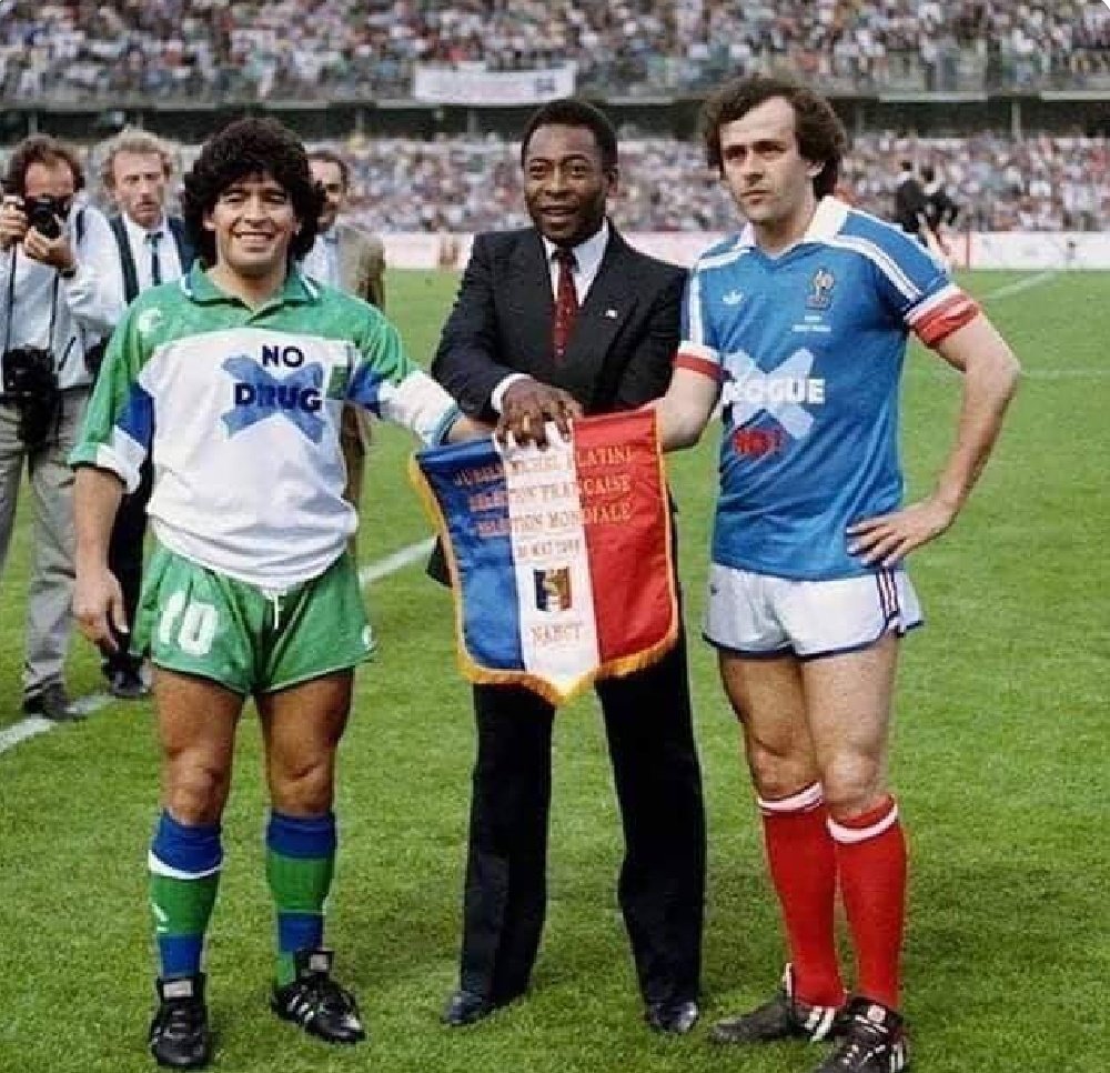 Run it back to 1986, when Diego Maradona and Michel Platini posed with Pele before a charity match with the slogan 'NO DRUGS' on Maradona's shirt and 'NO CORRUPTION' on Platini's shirt. 👀🤣