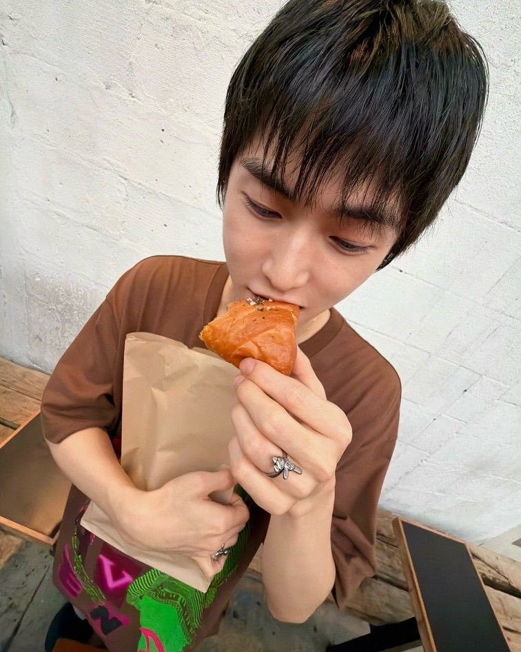 dearhoneysh's tweet photo. หน้าตาลูกแมวตอนได้กินของอาหย่อยยย₍ •؎• ₎ި ʕᦏ https://t.co/LrYJnODnoc