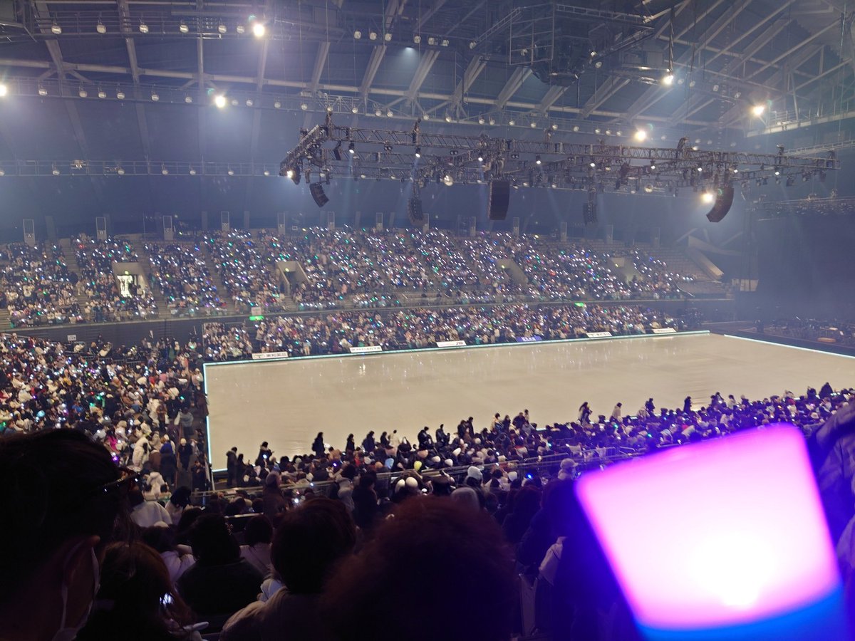 kackey8's tweet photo. 今日の席
６日に取った追加席
メッチャいい眺め
そして制御かかる前のペンラがとっても綺麗✨️
公演中ペンラ振りたい！でも全力で👏もしたい！
ふと思い付いて袖に突っ込んでみたら何とか両立しました😆
(多少ぐらつきはあります😅)
#nottestallata2026 https://t.co/yvFlReFr94
