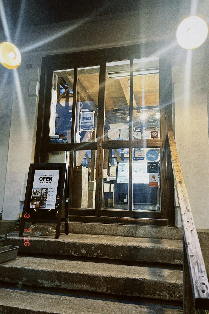 松屋町に移動してエクチュアへ🫖
ダイアンなりステッカーの写真撮ってたら、店員さんがわざわざ前に貼り直してくれました🥰

もちろん塩チョコレートも購入🍫