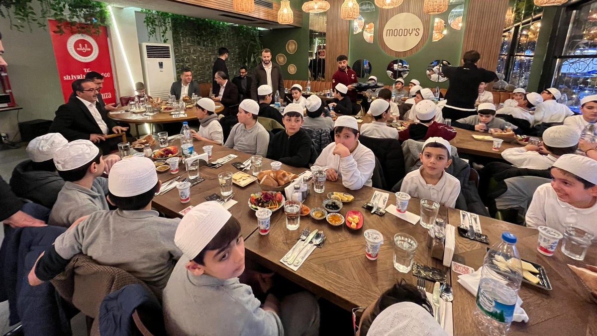 Silivri İlçe Kaymakamı Sn.Tolga Toğan ve Silivri İlçe Müftüsü İsa Sağlam Bostancı Kuran Kursu Erkek Hafız Öğrencileri ile iftar programında buluştu.
