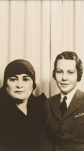 🅾️1937 Yılı.. Atatürk'ün yemek yediği Karpiç lokantasından peş peşe silah sesleri duyuldu.
Önce Sabiha Gökçen, ardından Makbule ve Semiha Hanım elleri kelepçeli bir şekilde polis otosuna bindirildiler.
#bilgisel #tarih #8MartDünyaKadınlarGünü #pazar #8MartDünyaEmekçiKadınlarGünü