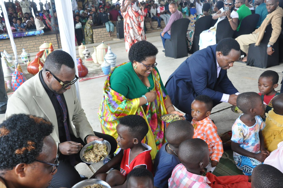 Kamonyi's tweet image. #Musambira: Ibirori by'umunsi w'Abagore byaranzwe no gushimira ababaye indashyikirwa mu guharanira iterambere ry'umuryango. Abana bagaburiwe indyo yuzuye nk'ikimenyetso cyo gukomeza muri uwo murongo wo guharanira imibereho myiza, hari imiryango yorojwe amatungo magufi n'amaremare