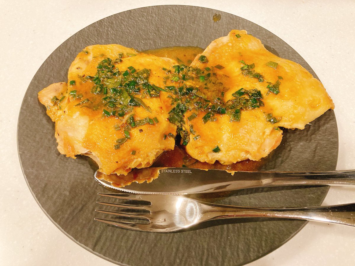 夜な夜なチキンステーキを焼く男、それは俺。
もはやご飯を炊くことすら面倒なので今夜のご飯はこれです。