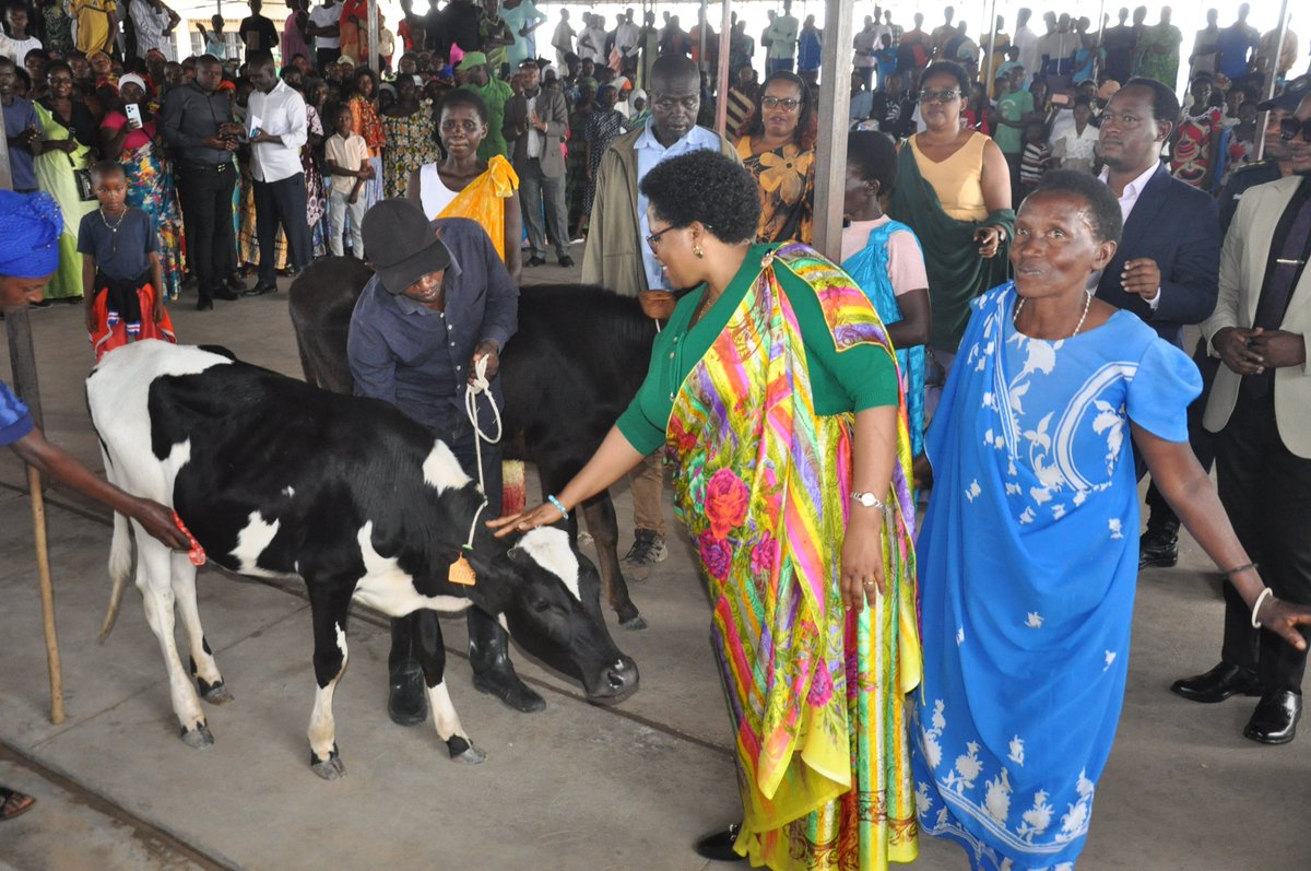 Kamonyi's tweet image. #Musambira: Ibirori by'umunsi w'Abagore byaranzwe no gushimira ababaye indashyikirwa mu guharanira iterambere ry'umuryango. Abana bagaburiwe indyo yuzuye nk'ikimenyetso cyo gukomeza muri uwo murongo wo guharanira imibereho myiza, hari imiryango yorojwe amatungo magufi n'amaremare