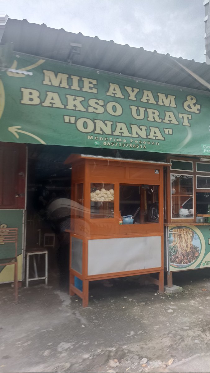 bowo_ithem's tweet photo. Onana sekarang jualan bakso https://t.co/FvPuzPVKDb