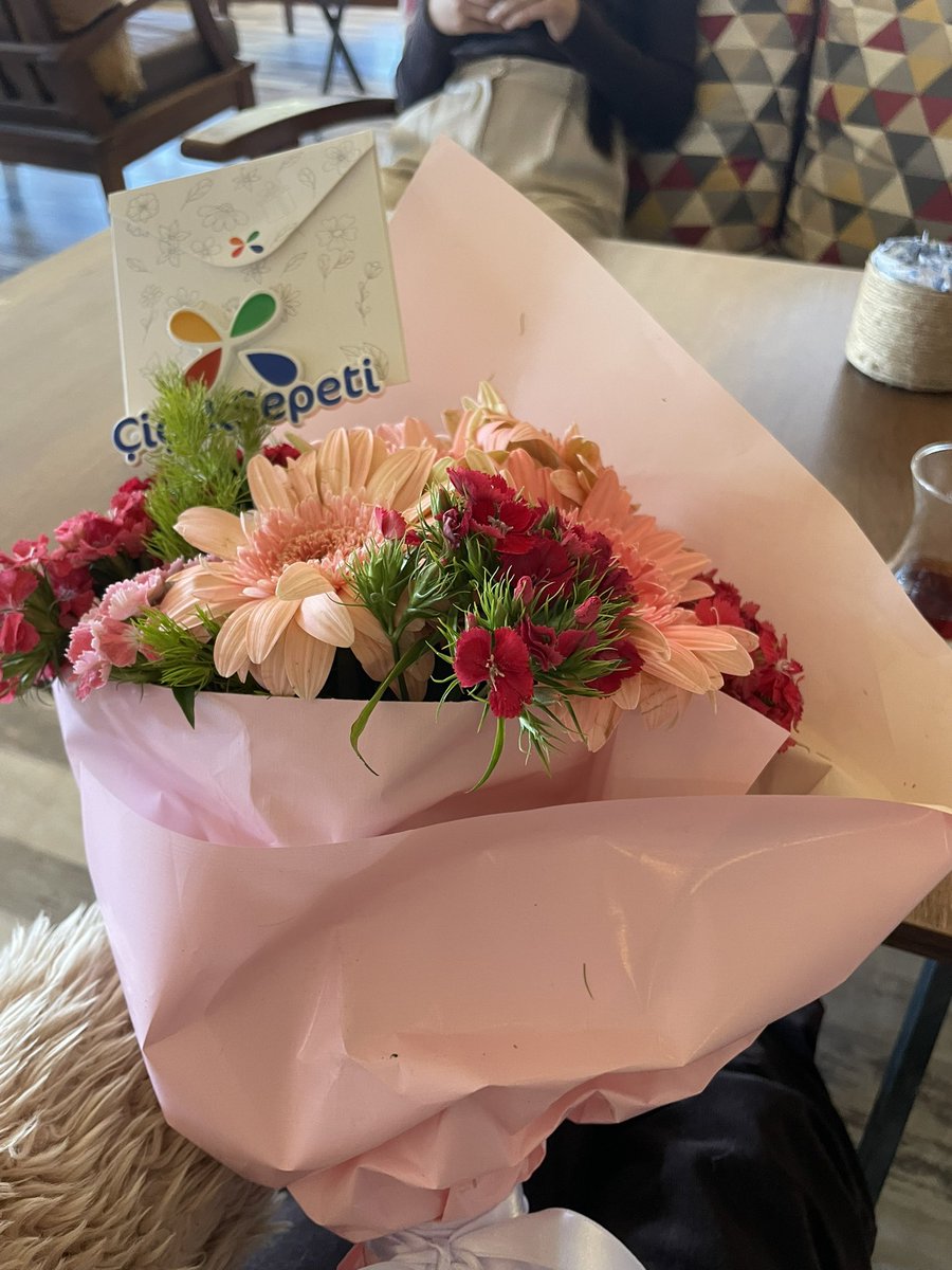 valla ilk 8 mart dunya kadınlar gunu cicegimizi almıs bulunduk gunun ilerleyen saatlerinde gorucez