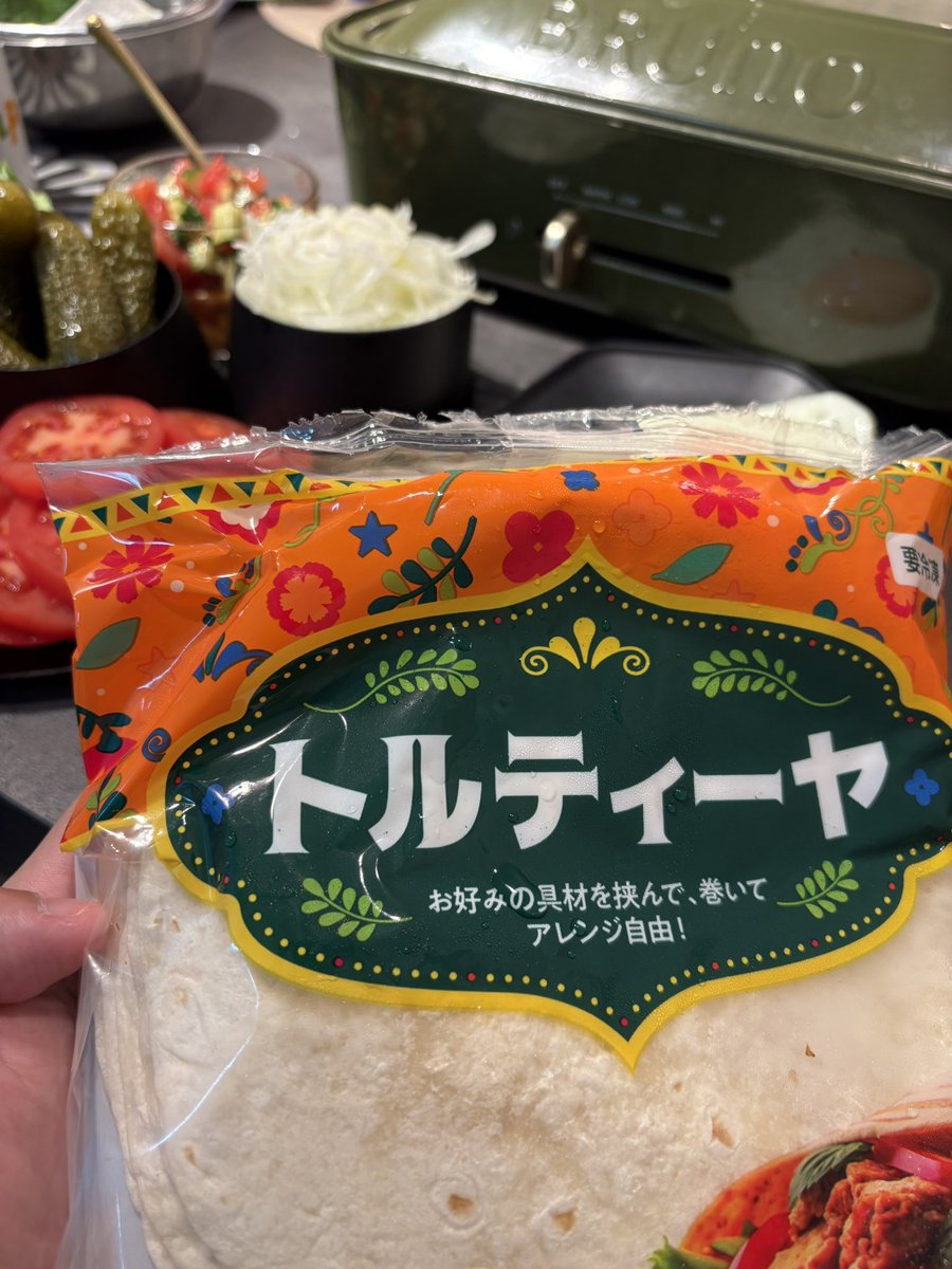 yo_suke1002's tweet image. 今夜は業スーのトルティーヤ生地を使って、
おうちでビッグマック祭り🍔✨
ホットプレートで生地とパティ焼いて好きな具材をふんだんにのせて豪快にかぶりつく‼️
何個でもいけるし、作る過程も楽しいから子供たちも大盛り上がり🙌

amzn.to/4uiK3ax

#burger #bruno #tomato #cheese