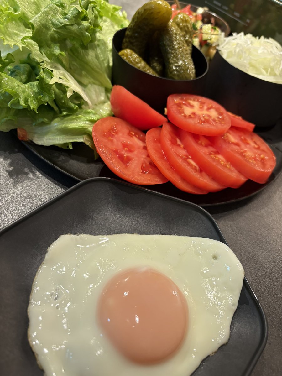 yo_suke1002's tweet image. 今夜は業スーのトルティーヤ生地を使って、
おうちでビッグマック祭り🍔✨
ホットプレートで生地とパティ焼いて好きな具材をふんだんにのせて豪快にかぶりつく‼️
何個でもいけるし、作る過程も楽しいから子供たちも大盛り上がり🙌

amzn.to/4uiK3ax

#burger #bruno #tomato #cheese