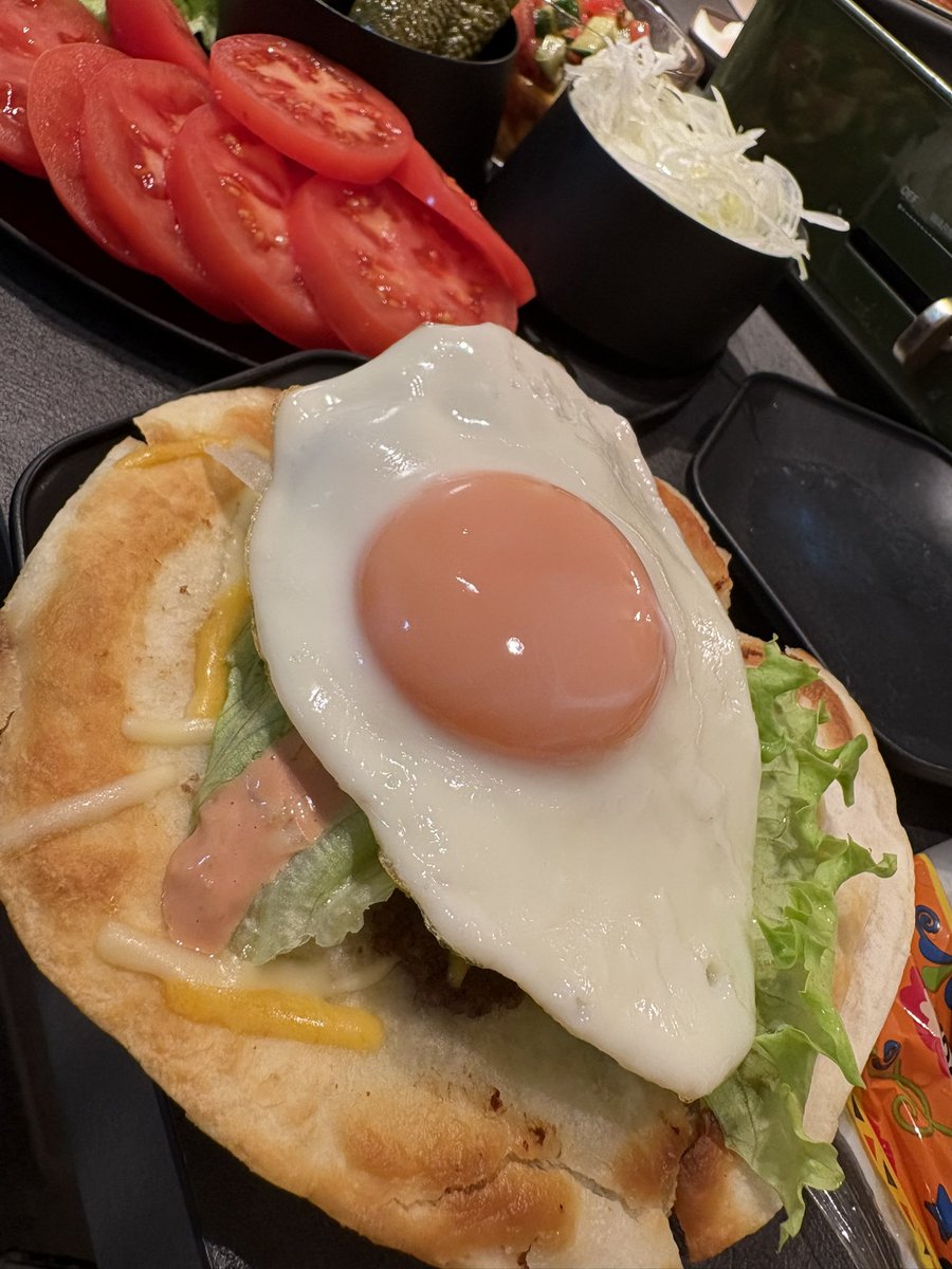 yo_suke1002's tweet image. 今夜は業スーのトルティーヤ生地を使って、
おうちでビッグマック祭り🍔✨
ホットプレートで生地とパティ焼いて好きな具材をふんだんにのせて豪快にかぶりつく‼️
何個でもいけるし、作る過程も楽しいから子供たちも大盛り上がり🙌

amzn.to/4uiK3ax

#burger #bruno #tomato #cheese