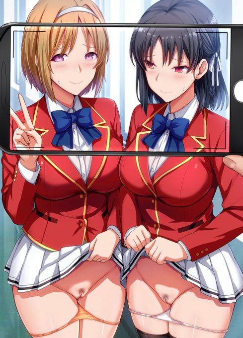 顔アップで撮られている二人の、恥ずかしそうな笑顔の理由