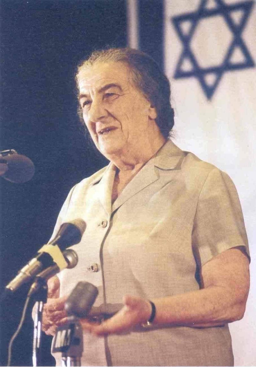 le preguntaron una vez a la gran Golda Meir: 
¿No se siente menoscabada por ser la única mujer entre todos los hombres del gabinete? 
A lo que ella respondió: ‘No lo sé. Nunca intenté ser un hombre.’”

Feliz día, mujeres!!!