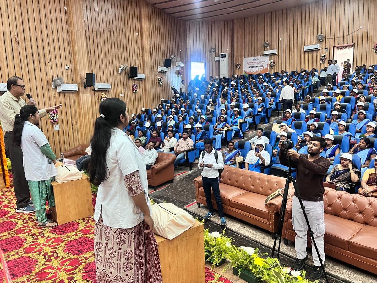 DC_Ramgarh's tweet image. #CPR &amp;amp; #firstAid training given to women Jal sahiya &amp;amp; Mukhiyas of #Ramgarh on #InternationalWomenDay 
Ramgarh district has 2 Lakh trained #firstresponders