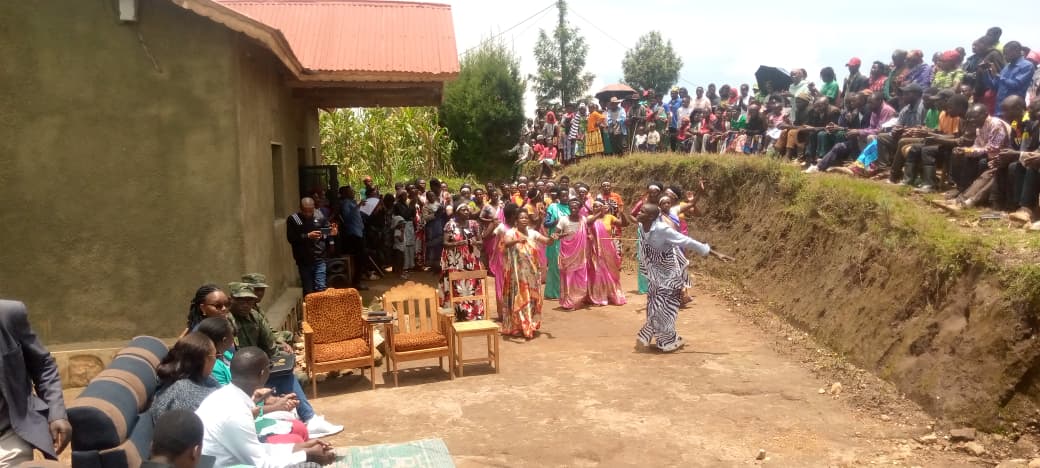 MutuntuS's tweet photo. Mu murenge wa @MutuntuS uherereye muri @KarongiDistr  Twishimiye kwakira Abadepite bagize ihuriro ry'Abanyarwandakazi bo muri
@RwandaParliamnt bayobowe na Hon NIZEYIMANA Pie, aho basuye umudugudu wa Rugogo wesherejwemo imihigo ya mutima w'urugo tunitegura umunsi mukuru w'umugore. https://t.co/ljiPzzBRl3