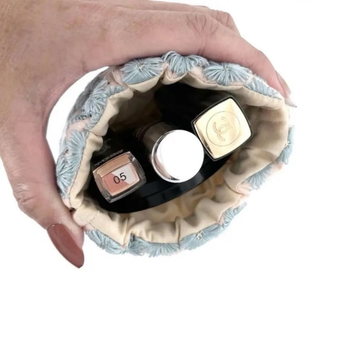 繊細な刺繍を施したバネ口ポーチ🤍可愛さと上品さのあります🤍Hanamomo。のバネ口ポーチで１番お選び頂くポーチです𓈒𓏸𓅯𓂃🌿🕊𓂃
creema.jp/item/18890654/…
minne.com/items/42264461
#刺繍ポーチ