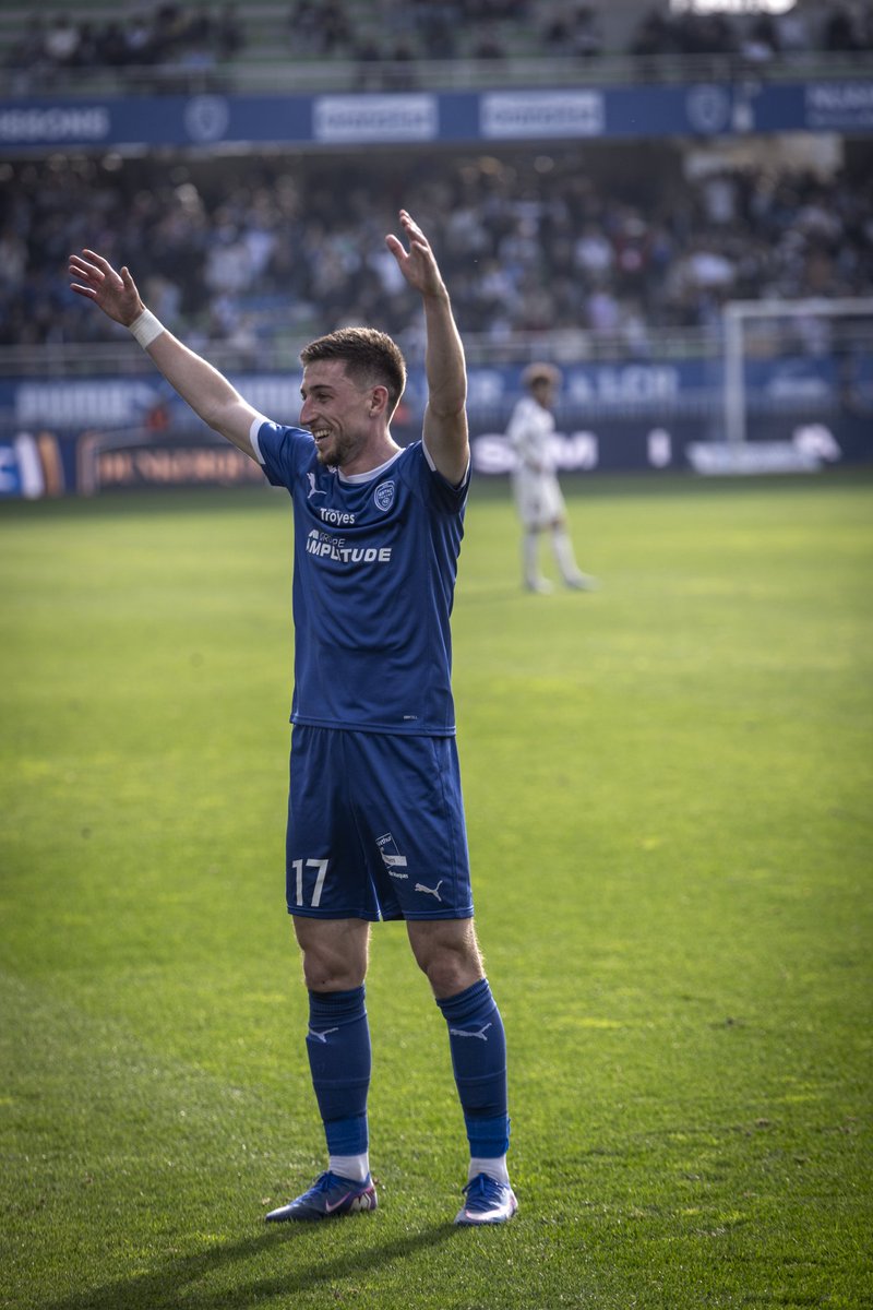 estac_officiel's tweet photo. 𝐄𝐧𝐜𝐨𝐫𝐞 un scénario renversant 🎢
𝐄𝐧𝐜𝐨𝐫𝐞 des émotions 😍
𝐄𝐧𝐜𝐨𝐫𝐞 une victoire à célébrer 𝐄𝐍𝐒𝐄𝐌𝐁𝐋𝐄 💙

#TeamESTAC 🔵⚪ https://t.co/pDGvtRbCul
