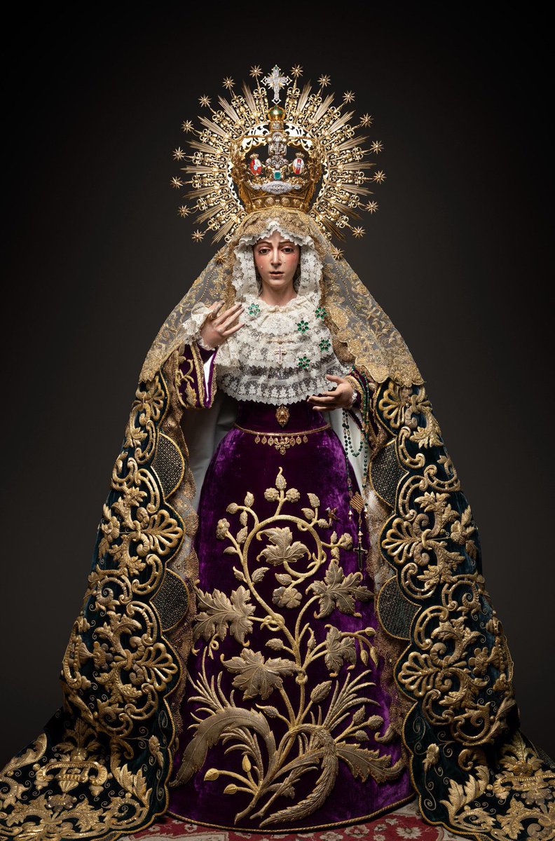 E aquí la Santísima Virgen de la Esperanza para su solemne septenario.
La Virgen está bellísima, tomando como inspiración uno de los primero atavíos realizados por Juan Manuel en la segunda mitad del siglo XIX.
Otra versión de la bendita imagen que se recupera para Sevilla.