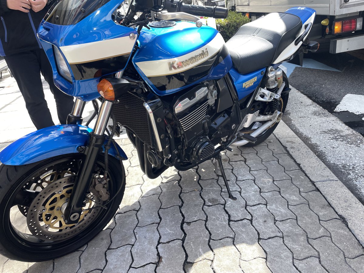 WG_VVERV's tweet photo. こんばんはZRX1100の洗車させていただきました🏍️🚿
キレイになりました🙂

ライムグリーンじゃなくこの青ローソンカラー個人的に好きです🙃

#バイク洗車 https://t.co/41kNUpjxV9