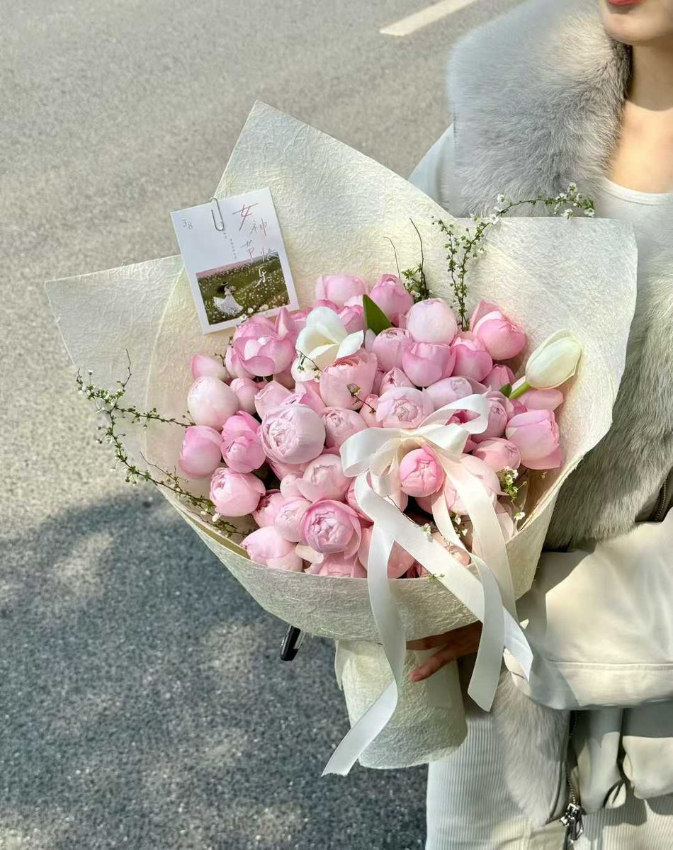 PHarry_'s tweet photo. 看到人妻被送的花，想把花放到床沿，上面结合处对着把做爱的淫水滴上去 #绿帽 #人妻 #反差 https://t.co/YpkA5k7i8c