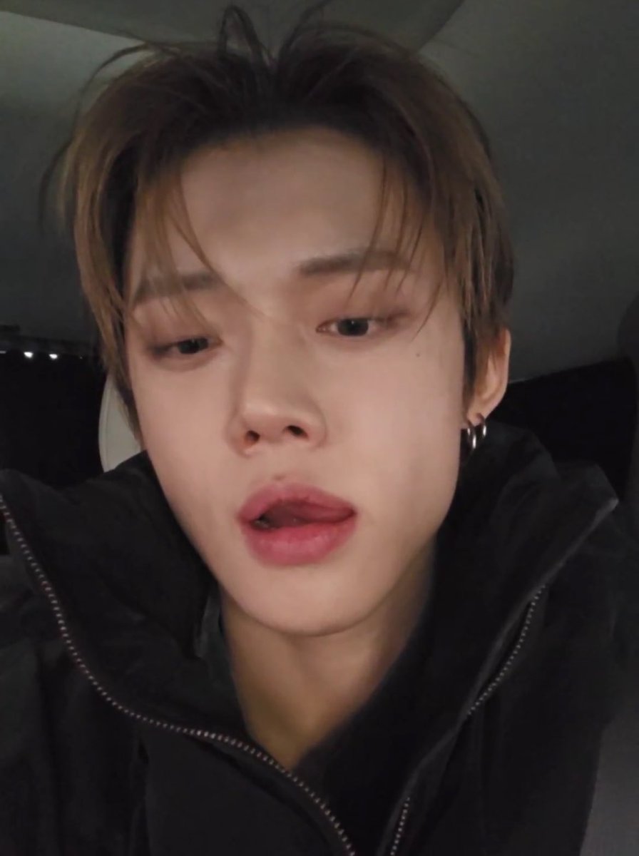 กลับกี่ทุ่ม

ไม่ดึกค่ะ

แล้วกี่ทุ่มอะ

น่าจะตี 1

หนูหลับแล้ว

หลับสิ

แล้วไหนบอกว่าจะกล่อมหนูนอนทุกคืนไง โกหกหนิ ไม่ชอบคนโกหก :(