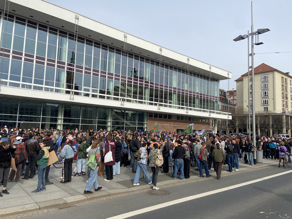 RPFDMOPO's tweet photo. 14:14, der Vorplatz des Kulturpalast in #Dresden hat sich zur diesjährigen Frauentagsdemo bereits gut gefüllt #dd0803 https://t.co/YAviJx2thh