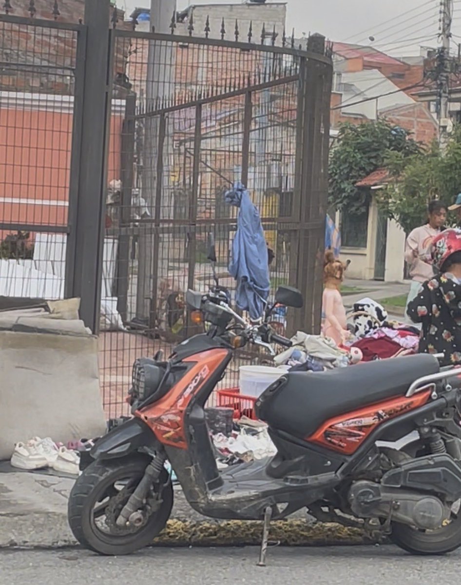 Gloria6201's tweet photo. @GuardiaCuenca @Alfredotosi @czamoramatute @tomebamba 
Saludos cordiales , como todos los sábados y domingos los vendedores informales se apropian de los espacios públicos y cerramientos , caotizando el convivir de los que pagamos los impuestos , por amor a cuenca controlar https://t.co/BZhqsSWNJ6