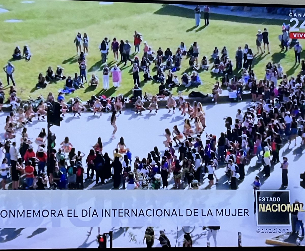 EmiRossetti1's tweet photo. Han llegado 200 personas y es una marcha política de izquierda. No se entiende que se les permita instalarse en un parque recién inaugurado https://t.co/tisSMrs8oR
