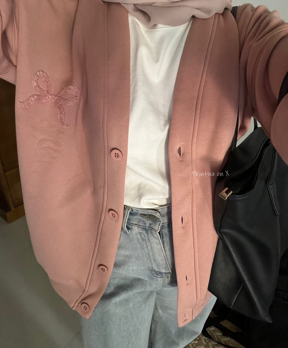 9bintaa's tweet photo. GW NEMUIN JAKET CARDI NYAMAN BGT🥹👍🏻 

gabikin gatel, cuttingannya cakep, 100rban aja totally WORTH 🫵🏻 https://t.co/vGxr1wl4si