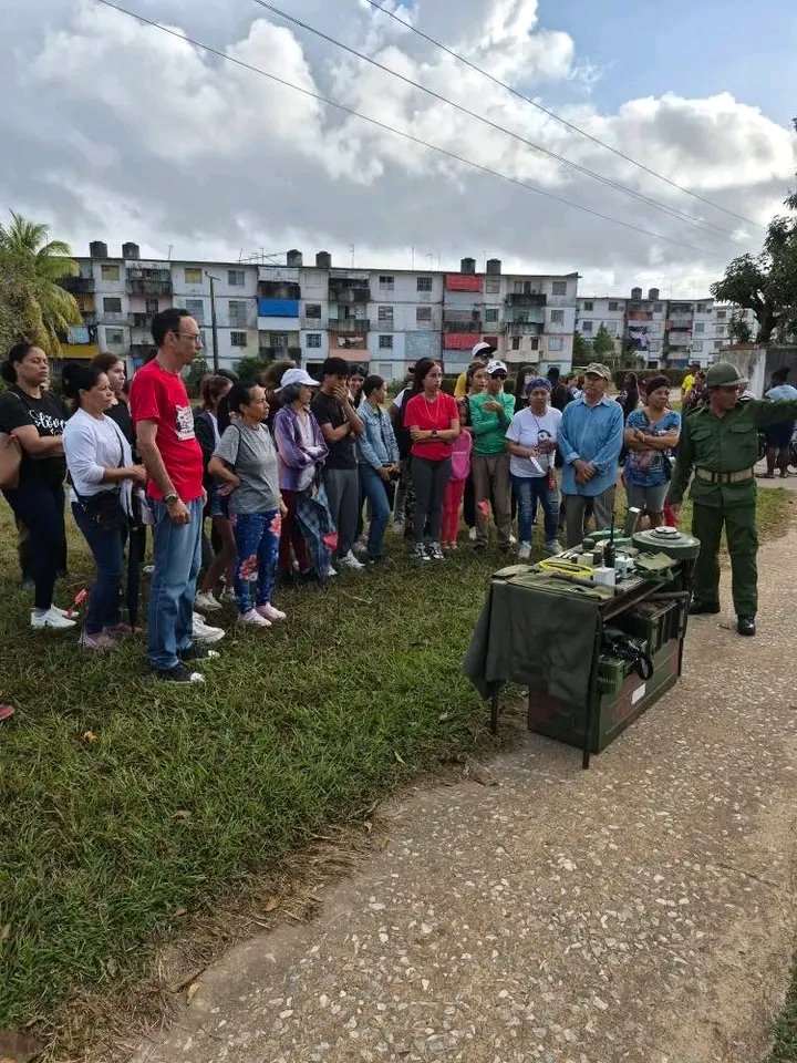 Una amplia representación de estudiantes y profesores de la #FCMIJ , junto a trabajadores de la Salud participamos en el Día Nacional de la en la ZD La Fe, con ejercicos prácticos en diferentes especialidades militares. #fcmij #saludisla