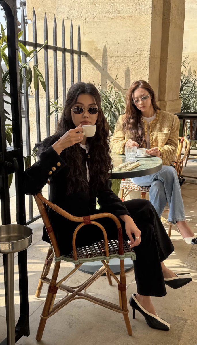 christianbrodi's tweet photo. they look like married lesbian billionaires with a combined net worth of $160 billion https://t.co/tSOmlAZGie