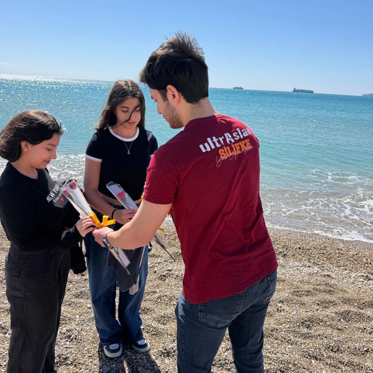 uA_Silifke's tweet photo. Bugün 8 Mart Dünya Kadınlar Günü dolayısıyla ultrAslan Silifke olarak hayatımıza değer katan kadınlarımıza küçük bir tebessüm bırakmak istedik. 🌸

Sokakta, işte, hayatın her alanında emek veren tüm kadınlarımızın 8 Mart Dünya Kadınlar Günü kutlu olsun.

#uAYurtiçi #uASilifke https://t.co/cH9Z2N8VTr