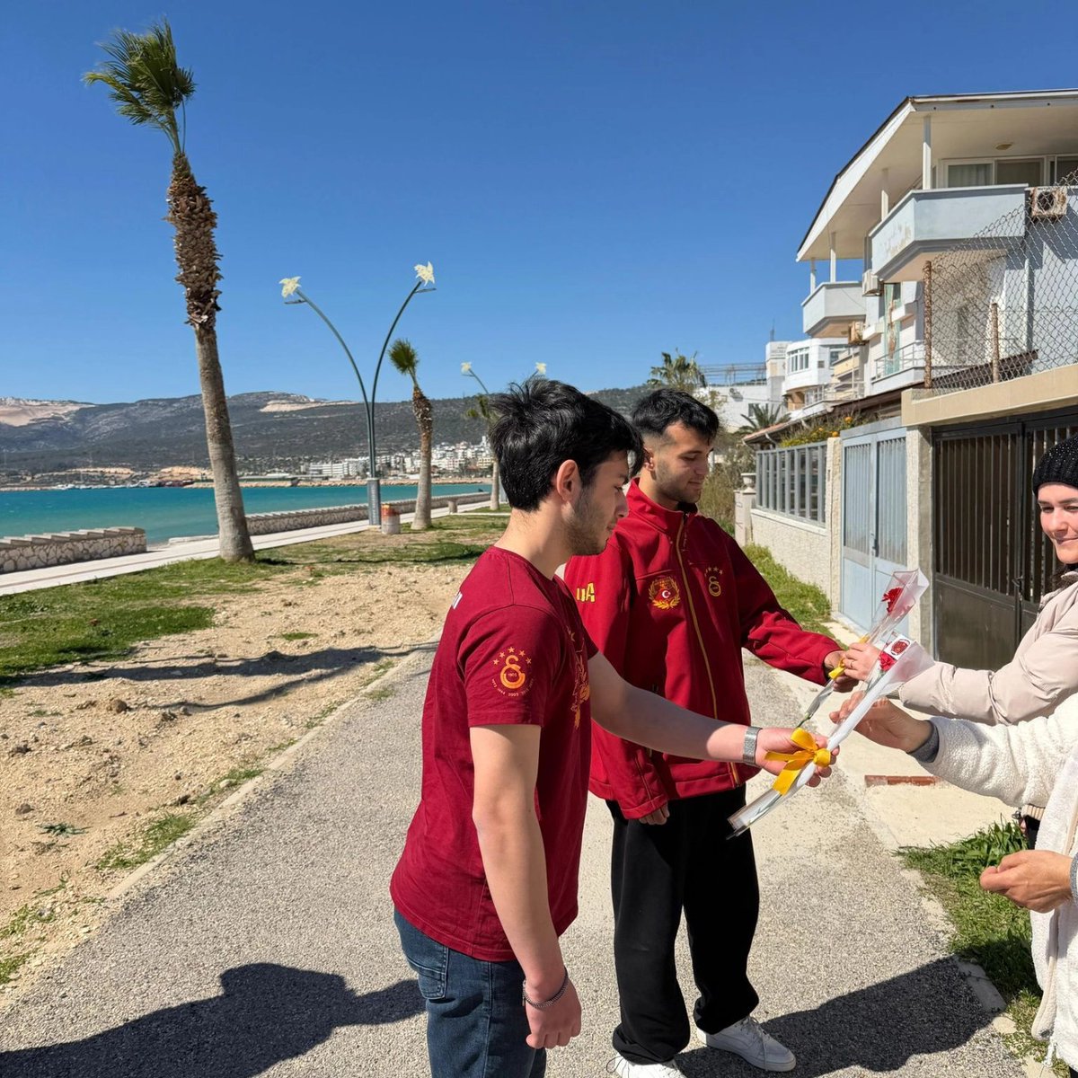 uA_Silifke's tweet photo. Bugün 8 Mart Dünya Kadınlar Günü dolayısıyla ultrAslan Silifke olarak hayatımıza değer katan kadınlarımıza küçük bir tebessüm bırakmak istedik. 🌸

Sokakta, işte, hayatın her alanında emek veren tüm kadınlarımızın 8 Mart Dünya Kadınlar Günü kutlu olsun.

#uAYurtiçi #uASilifke https://t.co/cH9Z2N8VTr