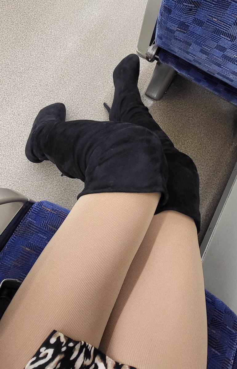 今日気温10℃切りそうなのでこのコーデにしたら昼間は暑かった🥵
ライダースはほぼ着てない。
この13cmのニーハイブーツ履くとやっぱり目立ちます😅
でもまだニーハイブーツ履けて楽しかった☺️