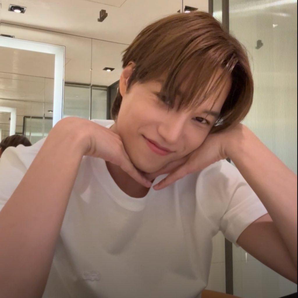 underzkdlin's tweet photo. omg insta live 🤍 https://t.co/dEVsS0U210