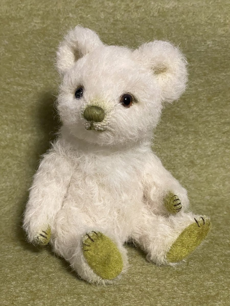 NaokoMarone's tweet image. 幼なぐまちゃん誕生しました🐣
素直な良い子かと思います✨
照明の光の反射で毛がやや硬そうに写ってしまっていますが、このアルパカファーは綿のようにホワホワでとても柔らかい風合いです。色は白ではなくバニラアイスの様に微かに黄味がかっていて暖かい雰囲気の子です🍨✨
#テディベア
#teddybear