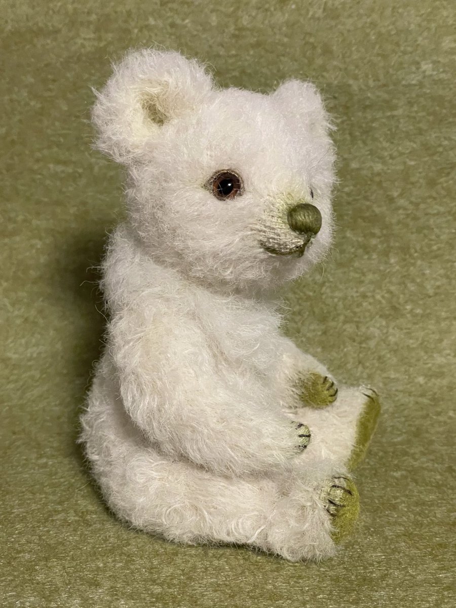 NaokoMarone's tweet image. 幼なぐまちゃん誕生しました🐣
素直な良い子かと思います✨
照明の光の反射で毛がやや硬そうに写ってしまっていますが、このアルパカファーは綿のようにホワホワでとても柔らかい風合いです。色は白ではなくバニラアイスの様に微かに黄味がかっていて暖かい雰囲気の子です🍨✨
#テディベア
#teddybear