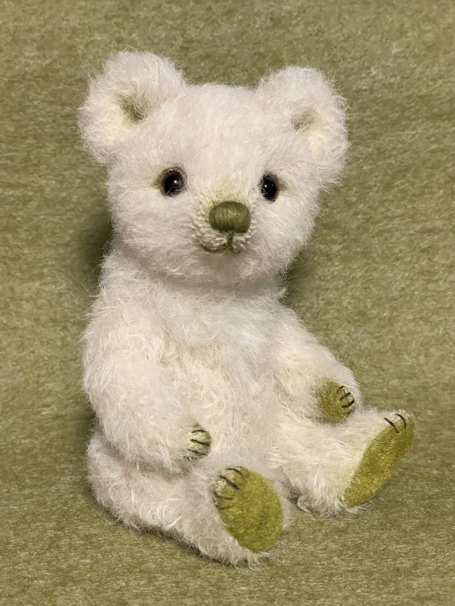 NaokoMarone's tweet image. 幼なぐまちゃん誕生しました🐣
素直な良い子かと思います✨
照明の光の反射で毛がやや硬そうに写ってしまっていますが、このアルパカファーは綿のようにホワホワでとても柔らかい風合いです。色は白ではなくバニラアイスの様に微かに黄味がかっていて暖かい雰囲気の子です🍨✨
#テディベア
#teddybear