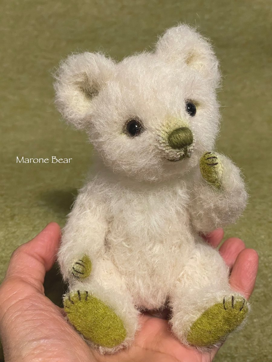 NaokoMarone's tweet image. 幼なぐまちゃん誕生しました🐣
素直な良い子かと思います✨
照明の光の反射で毛がやや硬そうに写ってしまっていますが、このアルパカファーは綿のようにホワホワでとても柔らかい風合いです。色は白ではなくバニラアイスの様に微かに黄味がかっていて暖かい雰囲気の子です🍨✨
#テディベア
#teddybear