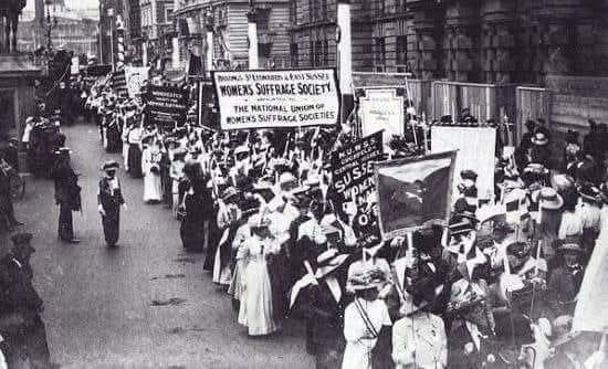 Η 8η ΜΑΡΤΙΟΥ ΚΑΘΙΕΡΩΘΗΚΕ ΩΣ ΜΕΡΑ ΤΗΣ ΓΥΝΑΙΚΑΣ ΣΕ ΑΝΑΜΝΗΣΗ ΜΙΑΣ ΜΕΓΑΛΗΣ ΕΚΔΗΛΩΣΗΣ ΔΙΑΜΑΡΤΥΡΙΑΣ ΠΟΥ ΕΓΙΝΕ ΣΤΙΣ 8 ΜΑΡΤΙΟΥ ΤΟΥ 1857 ΑΠΟ ΤΙΣ ΕΡΓΑΤΡΙΕΣ ΚΛΩΣΤΟΥΦΑΝΤΟΥΡΓΙΑΣ ΣΤΗΝ ΝΕΑ ΥΟΡΚΗ ΟΙ ΟΠΟΙΕΣ ΔΙΑΔΗΛΩΝΑΝ ΖΗΤΩΝΤΑΣ ΚΑΛΥΤΕΡΕΣ ΣΥΝΘΗΚΕΣ ΕΡΓΑΣΙΑΣ!