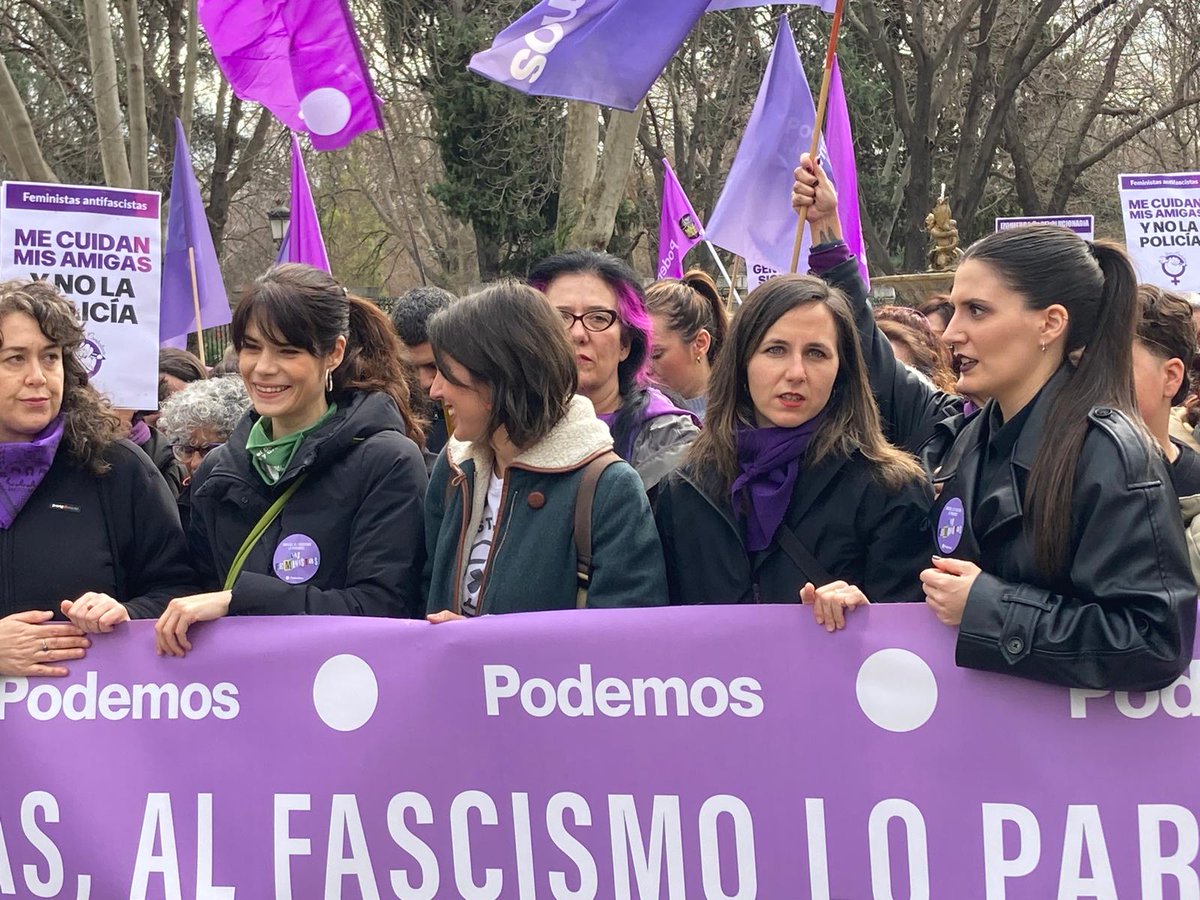 PodemosLeganes's tweet photo. Hoy  las mujeres de Leganés volvemos a las calles con fuerza.
Frente al machismo, frente a quienes quieren recortar derechos y frente al avance del fascismo, respondemos organizadas y juntas.
Desde Leganés lo decimos claro:
al fascismo lo paramos las feministas #8M ✊💜 https://t.co/fzpgK879MB