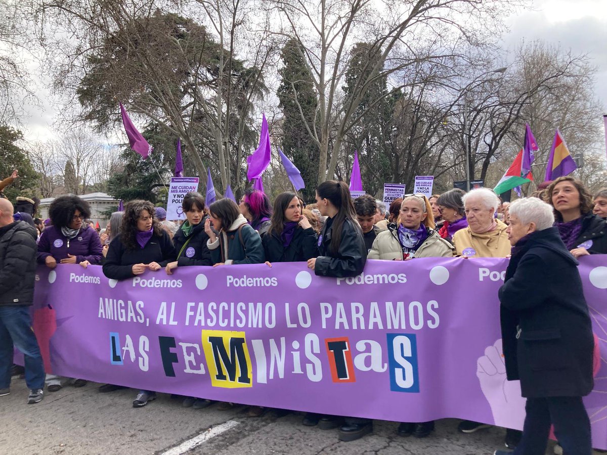 PodemosLeganes's tweet photo. Hoy  las mujeres de Leganés volvemos a las calles con fuerza.
Frente al machismo, frente a quienes quieren recortar derechos y frente al avance del fascismo, respondemos organizadas y juntas.
Desde Leganés lo decimos claro:
al fascismo lo paramos las feministas #8M ✊💜 https://t.co/fzpgK879MB