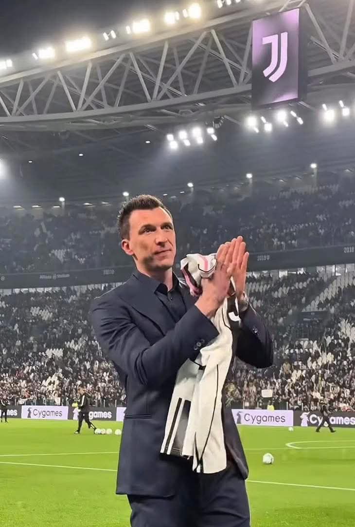 In un mondo di Bastoni siate Mandžukić.  
#FischiateBastoni