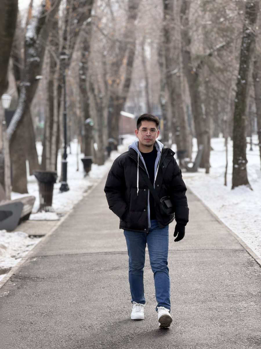 Detached tweet media