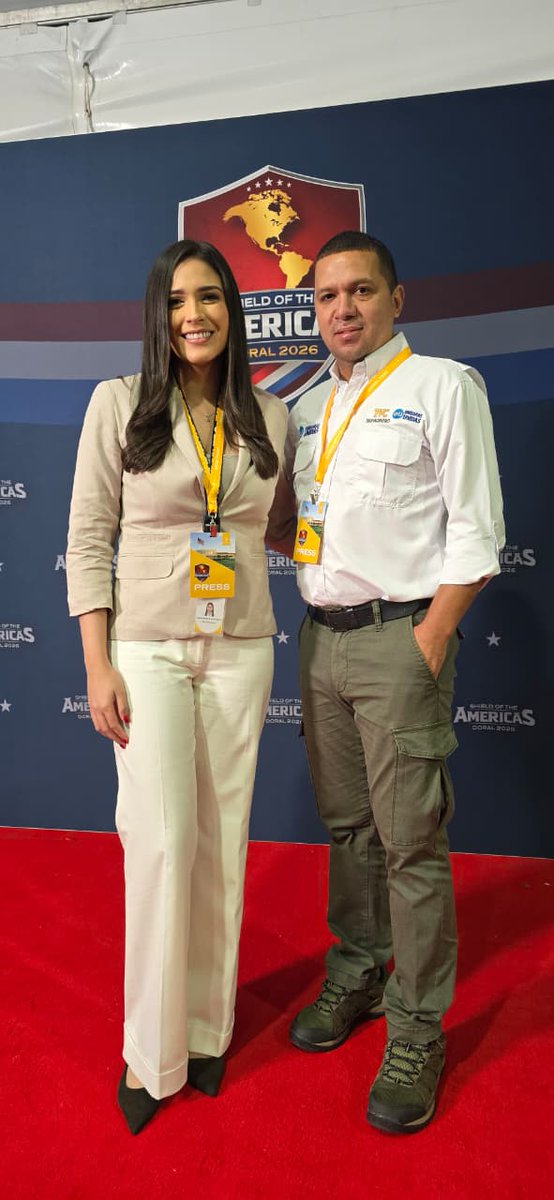 MarceCaro07's tweet photo. La Cumbre “Escudo de las Américas”, celebrada en Florida, fue uno de los encuentros políticos y de seguridad más relevantes para la región, y su cobertura periodística marcó un verdadero referente de profesionalismo para el periodismo hondureño.

Quiero destacar el impecable trabajo realizado por todo el equipo de Corporación Televicentro, TVC, @tunota_com y Emisoras Unidas, @radiohrn HRN, por una cobertura profesional, ágil y de alto nivel que puso a Honduras en el centro de la información internacional.

Destaco el gran trabajo de Andrea Hernández, quien desde el proceso de acreditaciones abrió el camino para una cobertura impecable; Archi Cerrato, el jefe de cámaras que siempre garantiza imágenes de primer nivel en cada misión y Rosendo García, cuya experiencia y criterio periodístico aportan profundidad y credibilidad.

Detrás de cada transmisión también estuvo el esfuerzo de todo el equipo de producción en Honduras, así como el talento y la preparación de cada uno de los presentadores, quienes mantuvieron a la audiencia informada con análisis, contexto y responsabilidad informativa.

Este trabajo conjunto demuestra que cuando el periodismo se ejerce con compromiso, preparación y visión, Honduras puede estar presente y a la altura de los grandes escenarios internacionales.

Gracias por sentar el precedente en cobertura informativa, y por seguir poniendo el nombre de Honduras en alto en eventos de trascendencia mundial. 🙏🏻🇭🇳🇺🇲🌎📽🎤