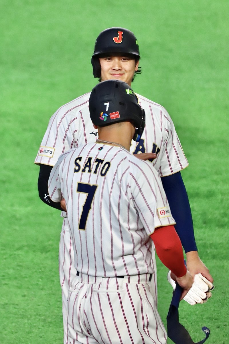 Hyper_Beam15O's tweet photo. サトテルさんにハイタッチしに行った大谷さんの笑顔が良すぎた

#WBC2026 #WorldBaseballClassic     
#佐藤輝明 選手 #大谷翔平 選手 https://t.co/mMcg0bg1Ez