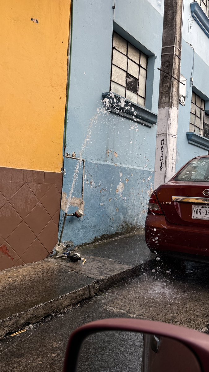 Pablo_ConVi78's tweet photo. @CMAS_Xalapa fuga en calle ampliación Morelos cerca de restaurante LaCaDe Mago. Zona centro https://t.co/jYH0WvDVnC