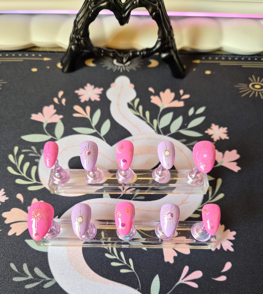 Lil_o_xo's tweet photo. Trying my hand at some nail art๐
I had no idea nail stickers could be so finicky ๐๐ xo
#nailart #celestial #falsenails https://t.co/TBkJUkblzS
