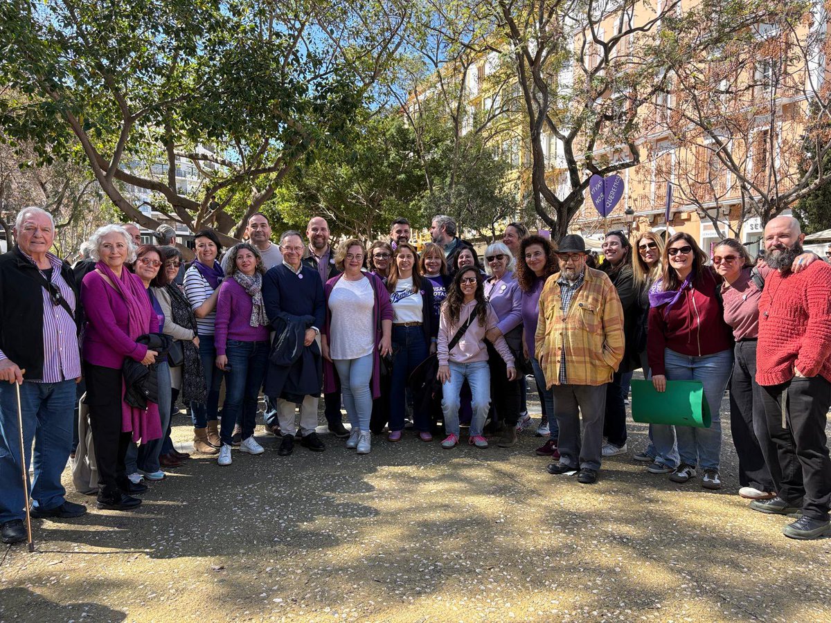 Por las mujeres que sufren la brecha salarial  y de pensiones.
Por las que reducen jornada para cuidar.
Por las que llevan toda la carga mental.
Por las migrantes, las vulnerables, las mayores o las jóvenes.
Por las maltratadas y las que ya no están.
Nos sobran los motivos #8M