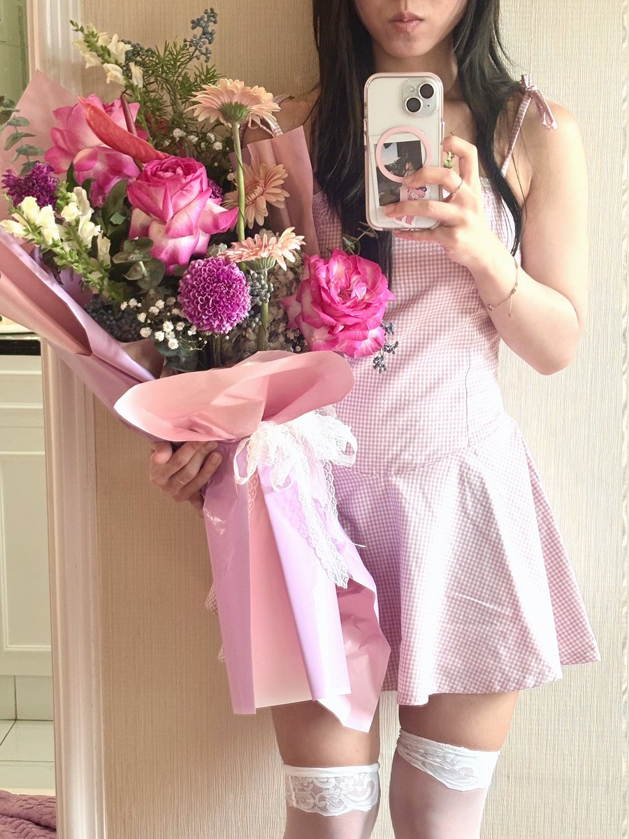 hi guys aku mau giveaway bouquet ini hehe.

rules: 
1. follow @ rose.lyid (IG) and @ enxicore on (TikTok)
2. send me a ss in the comments ❤️
3. jakarta only

i’ll randomly pick someone from the comment section, will send the bouquet by tomorrow ❤️