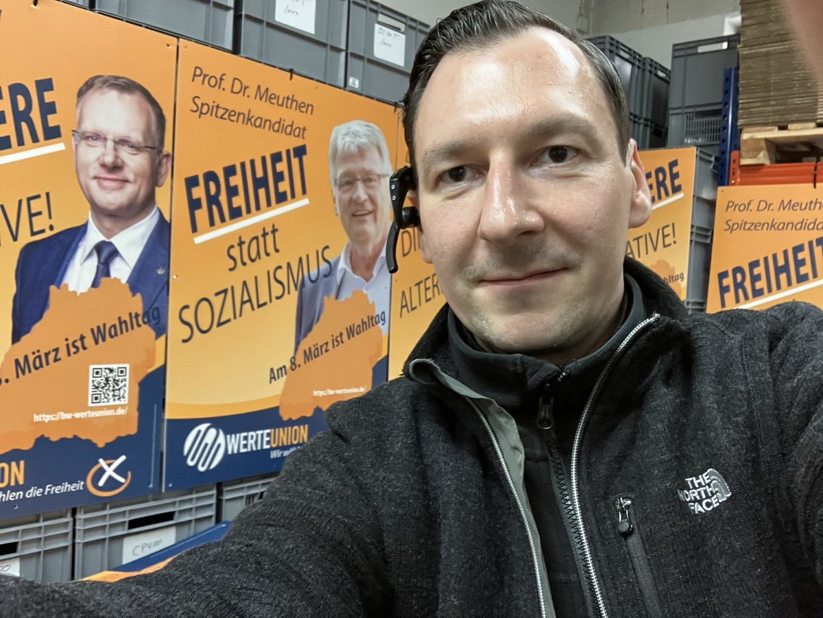 Wegbereiten's tweet photo. Bravo, Baden-Württemberg!

Parteiintern gelten wir oft als die wohl härtesten Kritiker in der Sache. 😁 Wir sprechen Missstände offen an, benennen Probleme klar und halten auch unbequeme Diskussionen aus. Für uns ist das gelebte Meinungsfreiheit. Das mag nicht immer angenehm sein, aber es ist niemals persönlich gemeint. Es dient einem einzigen Ziel: das Projekt WerteUnion erfolgreich zu machen.

Denn wer eine Partei professionell führen kann, dem vertrauen die Bürger am Ende auch politische Verantwortung an. Und Professionalität zeigt sich darin, Wähler zu überzeugen und Stimmen zu gewinnen.

Doch Kritik ist nur eine Seite der Medaille. Wir loben genauso, wenn Dinge gut laufen. Wir lernen gern von starken Persönlichkeiten, guten Ideen und überzeugenden Umsetzungen. Selbst wenn wir inhaltlich nicht immer zu hundert Prozent übereinstimmen, genau darin liegt schließlich der Wert echter Meinungsvielfalt.

Vier Stunden vor Schließung der Wahllokale möchten wir deshalb einfach einmal Danke sagen. Danke an die vielen Wahlkämpfer, die in den vergangenen Wochen mit Herzblut, Zeit und Überzeugung unterwegs waren. Einige sind uns dabei besonders positiv aufgefallen. Diese Liste erhebt keinen Anspruch auf Vollständigkeit, ganz sicher haben wir auch großartige Leute vergessen, aber diese Namen sind uns spontan in bester Erinnerung geblieben:

Bei den Damen gewinnt🥇Katharina Haverkamp https://t.co/u0LU1YmybS ganz klar die Liste an, gefolgt von Natalia Meuthen @NMeuthen und Rebecca Weißbrodt https://t.co/ogvjeMoeut.

Katharina hat uns mit ihrer Kreativität und ihrer positiven Ausstrahlung immer wieder begeistert, oft begleitet von ihrem schwarzen 🐶 Labrador, der fast schon zum heimlichen Maskottchen wurde. Für viele erfrischende Momente im Wahlkampf sagen wir dir: Danke, liebe Katharina.

Auch bei den Herren gab es beeindruckende Typen. Ganz vorne dabei ist selbstverständlich Jörg Haverkamp @Joerg_Haverkamp, der mit bemerkenswerter Beharrlichkeit seine legendären „5-vor-12-Kacheln“ gepostet hat. Das ist Durchhaltevermögen und echter Siegeswille.

Unser besonderer Favorit ist jedoch 🥇Marcus Ottersberg @Ottersberg_WU, der mit aktuellen Fotos von seinem Weg durch den Wahlkampf viele Interessierte - auch uns - stets mitgenommen hat. Baden-Württemberg war dadurch auf einmal spürbar nah.

Ein starkes Lob geht auch an Robin Christoph @robinchrliberty, der sich intensiv eingebracht und den X-Account der Baden-Württemberger @WerteUnion_BW engagiert aktuell gehalten hat. Ebenso an @InternistWey, einen klugen neuen alten Weggefährten, Facharzt für Innere Medizin und unser 💪Lieblings-Freiheitskämpfer in Baden-Württemberg und einen unserer ersten Follower, der immer wieder lesenswerte Beiträge liefert.

Oft sind es gerade die Menschen in der zweiten und dritten Reihe, die in ihrer Freizeit, aus Überzeugung und mit enormem Einsatz Außergewöhnliches leisten. Ohne sie wäre ein Wahlkampf überhaupt nicht möglich.

Bravo und ein großes Dankeschön an alle Wahlkämpfer in Baden-Württemberg aus Bremen.

Und an alle, die wir hier nicht namentlich erwähnt haben: Auch ihr habt Großartiges geleistet. Dieses Bravo gehört euch allen.